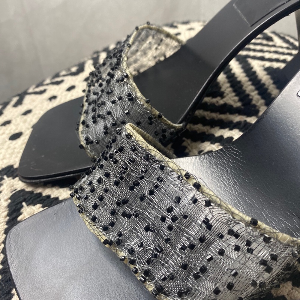 BCBG modern mesh slide. - Picture 2 of 10